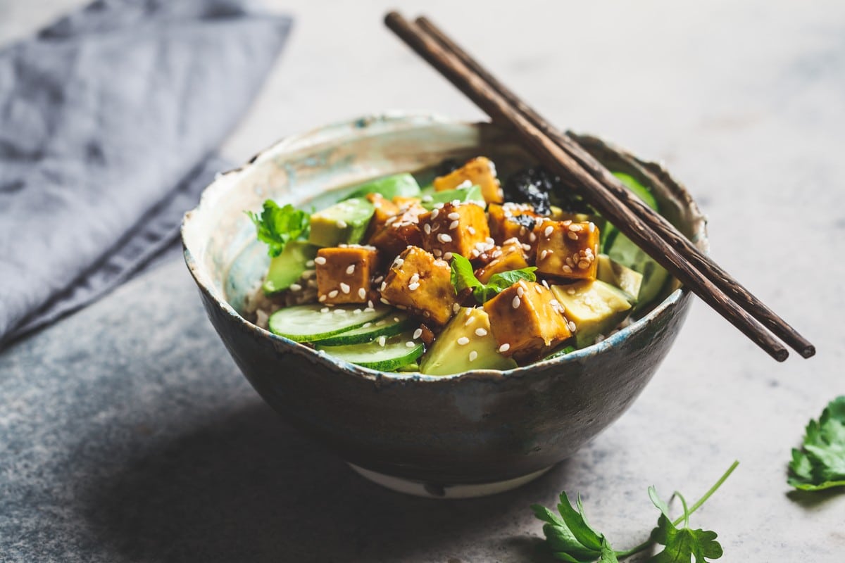 Vegane Poke Bowl mit Tofu