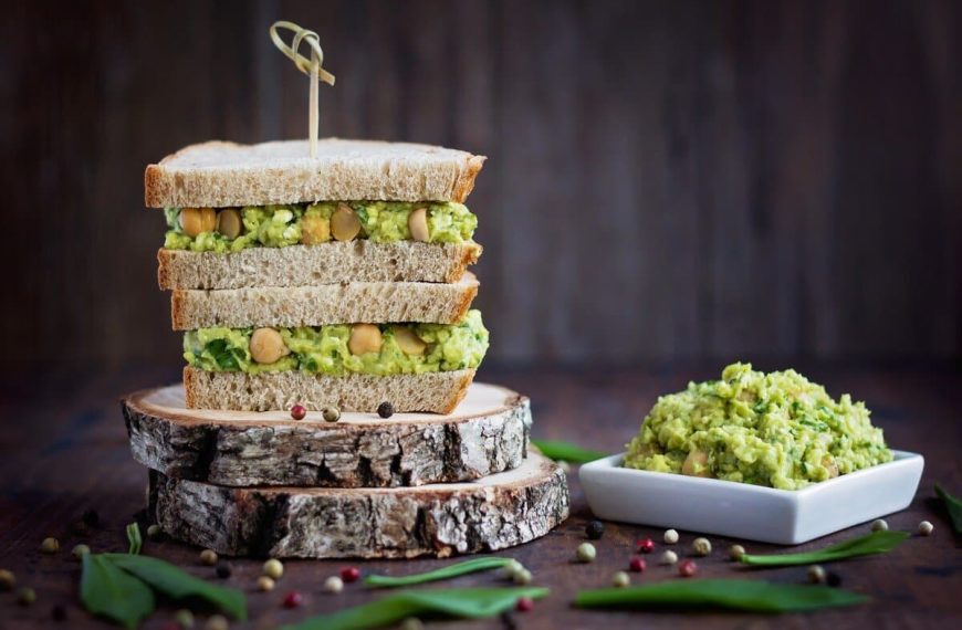 Vegane Sandwiches mit Kichererbsen, Kräutern und Avocado