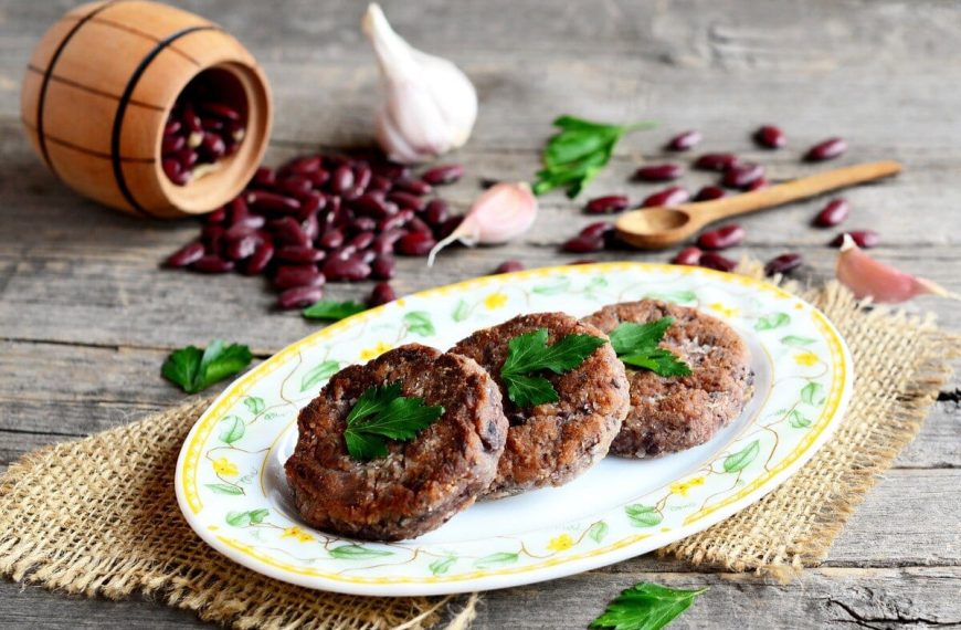 Vegane Schnitzel aus Bohnen, Karotten und Haferflocken