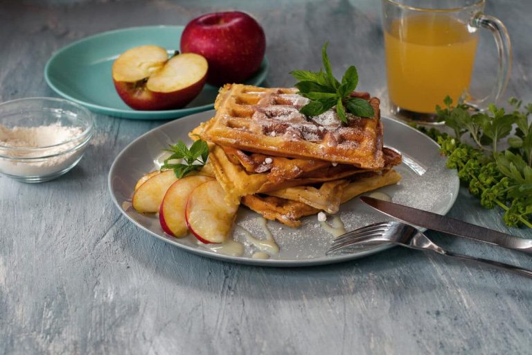 Vegane Waffeln ohne Ei, mit Apfelmus und Pflanzenmilch