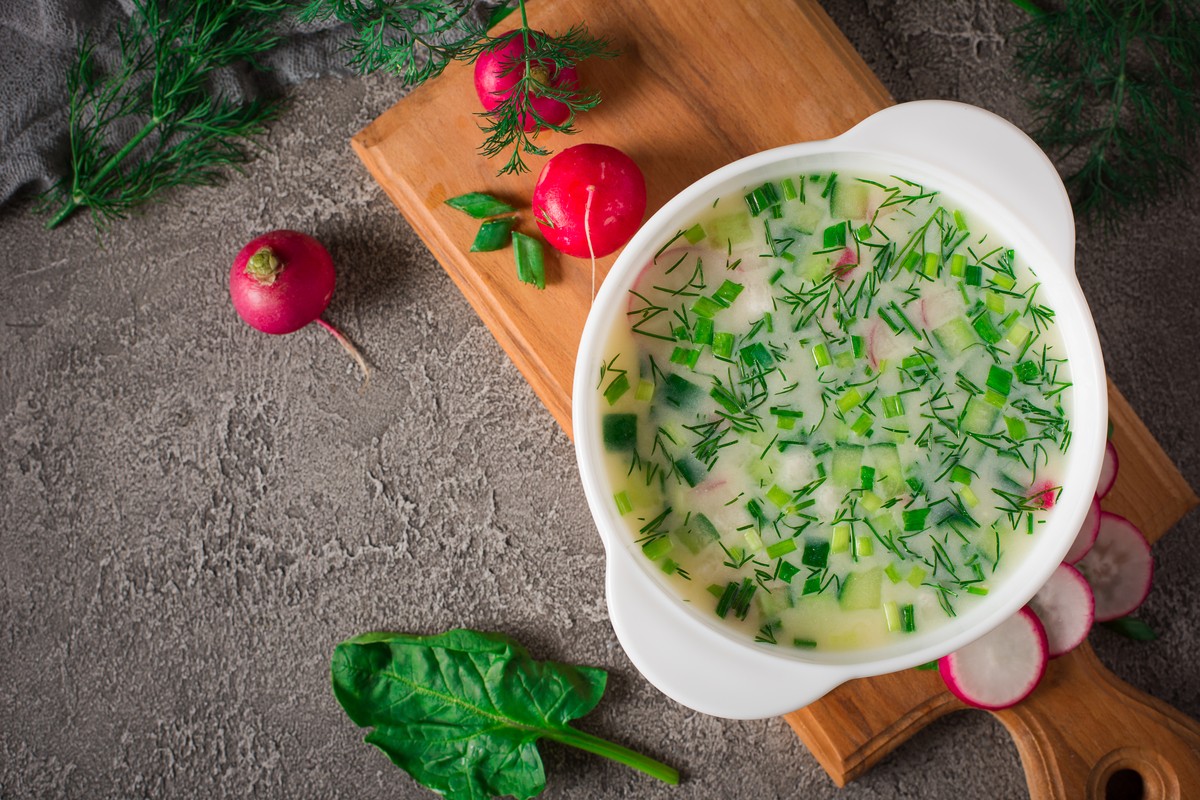 Vegane kalte Suppe mit frischem Gemüse und Kräutern