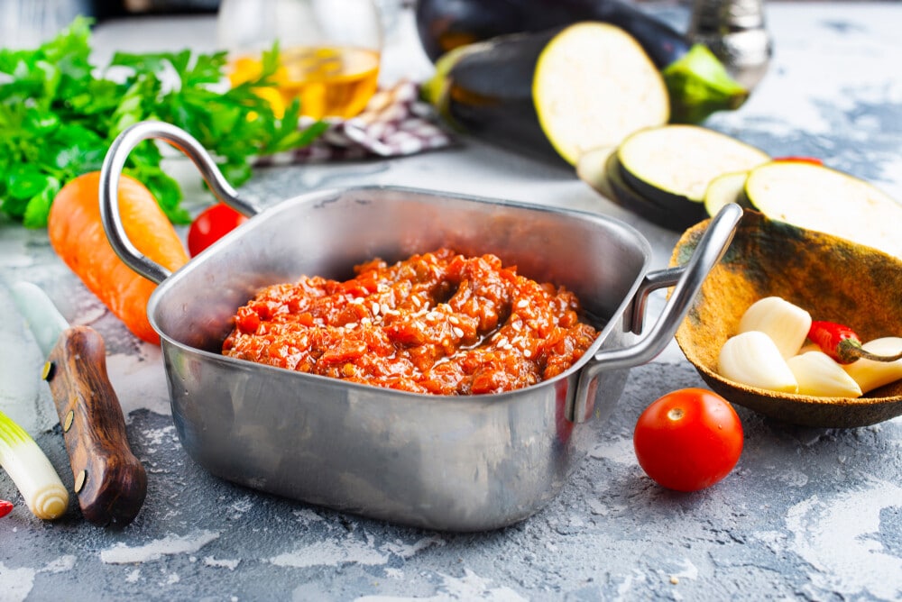 Veganer Auberginenaufstrich mit Paprika und Tomaten