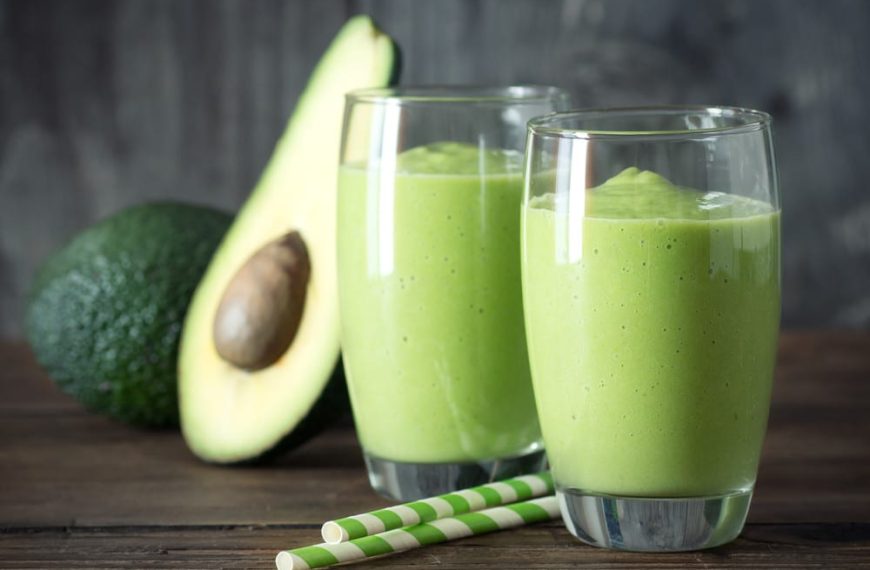 Veganer Avocado Smoothie mit Spinat, Orangen und Bananen