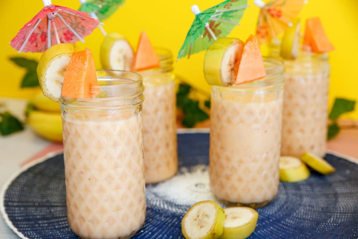 Veganer Bananen Milchshake mit Melone und Mandelmilch