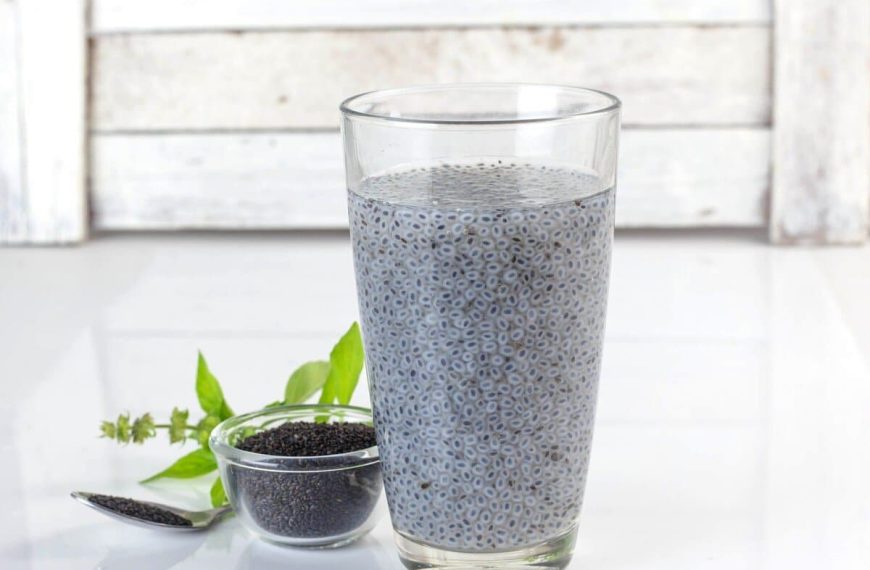 Veganer Chia Pudding mit Matcha Tee und Mandelmilch