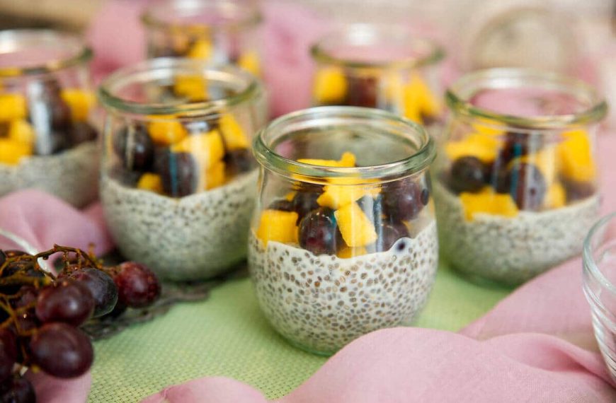 Veganer Chiapudding mit Sojamilch, Mango und Weintrauben