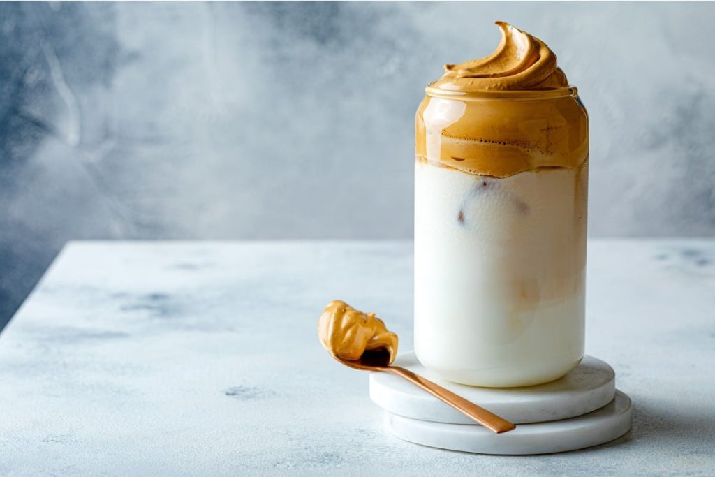 Veganer Dalgona Eiskaffee mit Kokosmilch und Instantkaffee