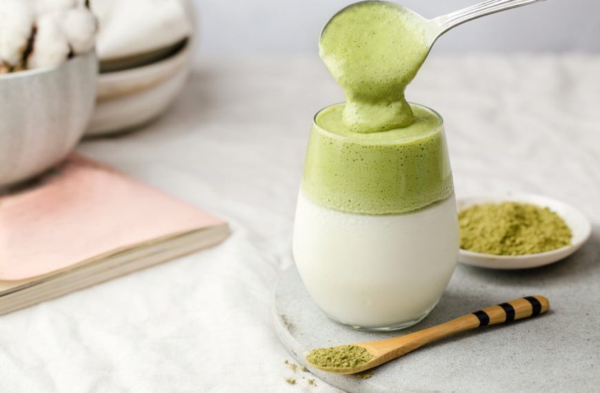 Veganer Dalgona Eiskaffee mit Matcha Tee und Mandelmilch