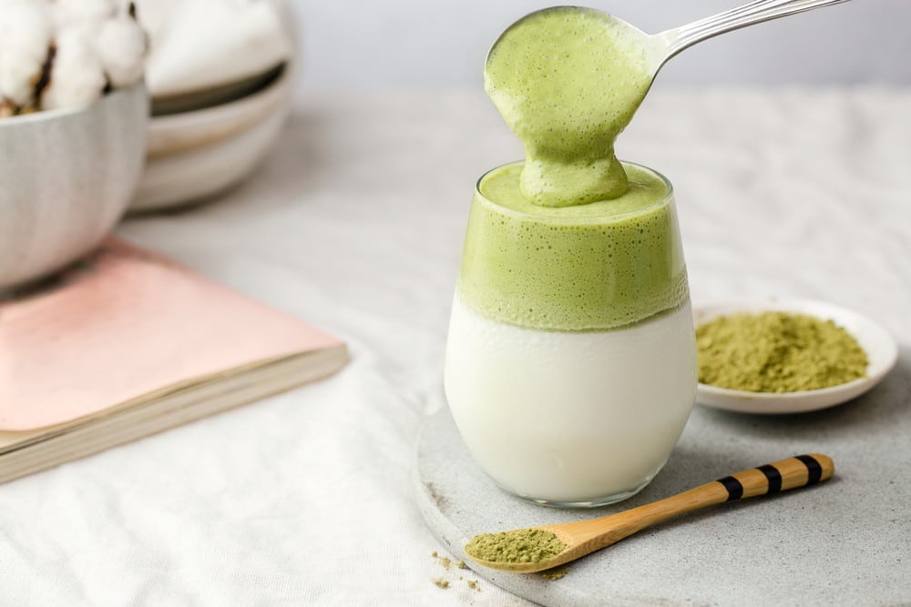 Veganer Dalgona Eiskaffee mit Matcha Tee und Mandelmilch