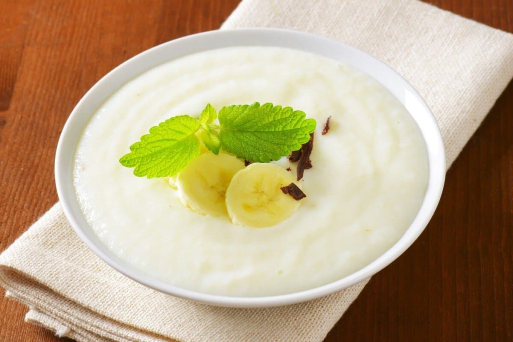 Veganer Grießbrei mit Kokosmilch und Kokosflocken