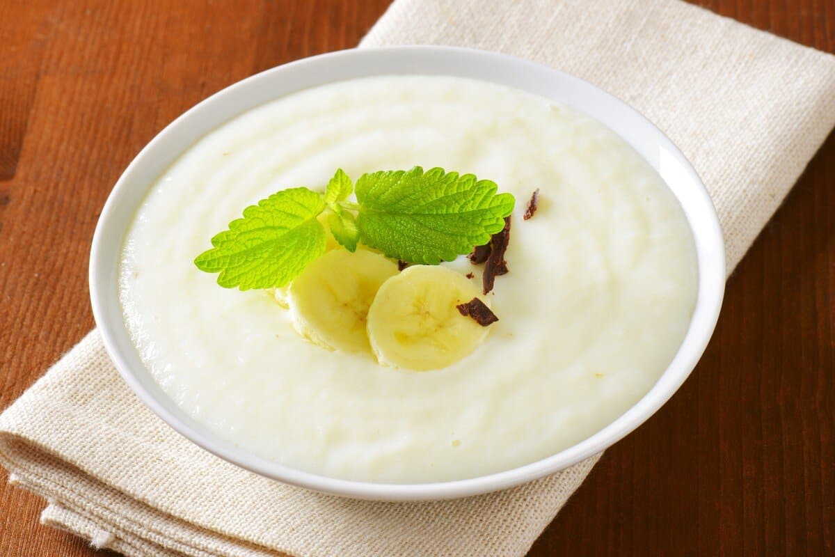 Veganer Grießbrei mit Kokosmilch und Kokosflocken