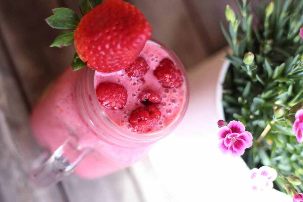 Veganer Himbeer-Erdbeer Smoothie mit Bananen und Hafermilch