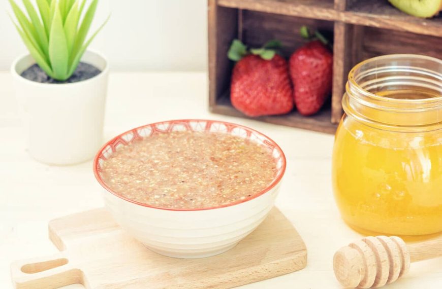 Veganer Leinsamenbrei mit Banane und heißem Wasser zum Frühstück