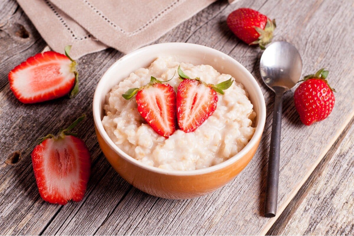 Veganer Porridge mit Haferflocken