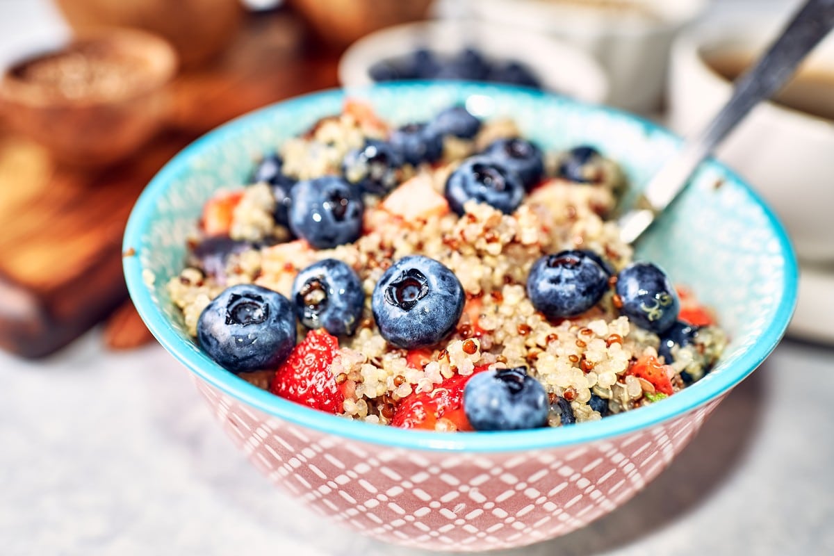 Veganer Quinoa Salat mit Erdbeeren und Heidelbeeren