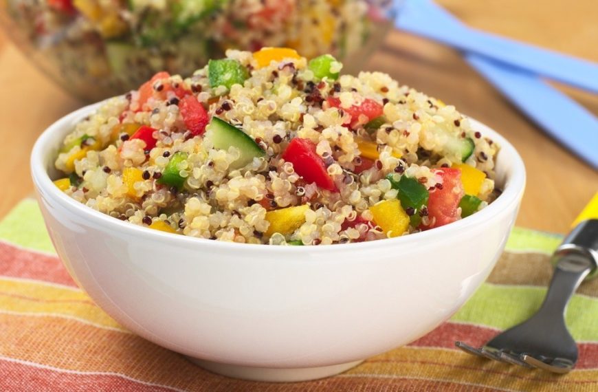 Veganer Quinoa Salat mit Paprika