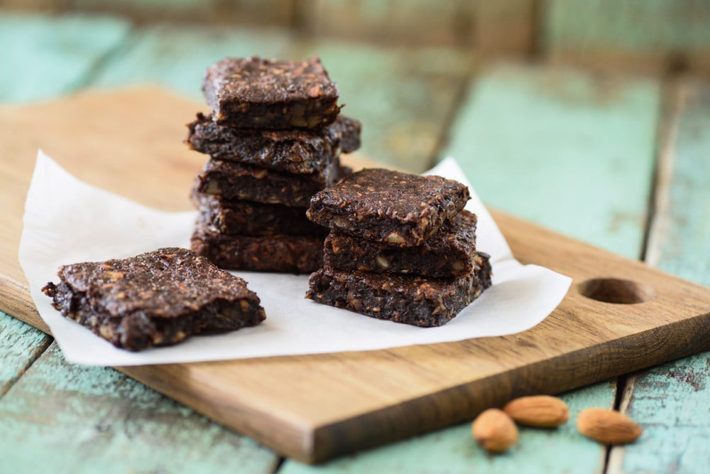 Veganer Schokokuchen Brownies mit Nüssen und getrockneten Früchten