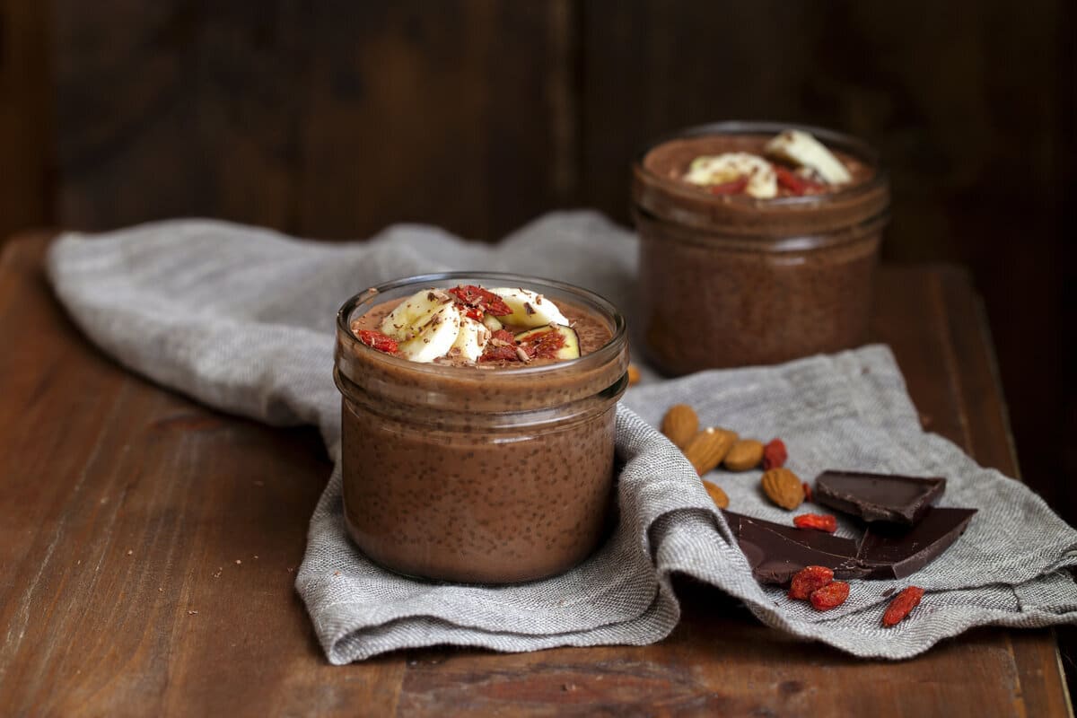 Veganer Schokoladenpudding mit Chia-Samen und Mandelmilch