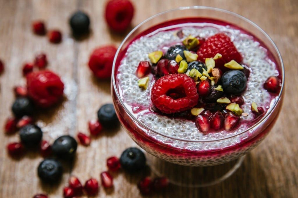Veganes Frühstück mit Chiapudding aus Kokosmilch und Beeren