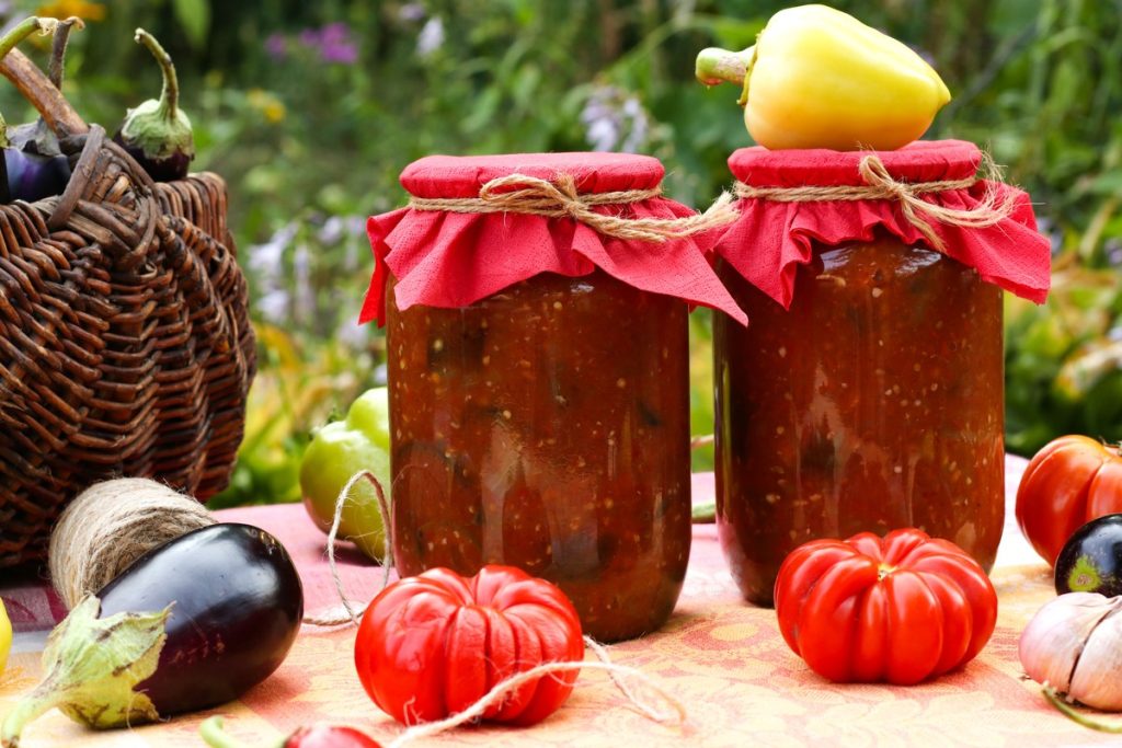 Veganes Paprika Letscho mit Auberginen und Tomaten