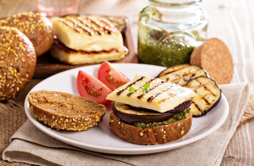 Vegetarische Burger mit gegrillten Auberginen und Halloumi Käse
