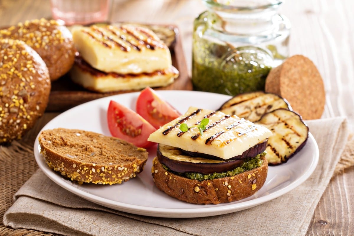 Vegetarische Burger mit gegrillten Auberginen und Halloumi Käse