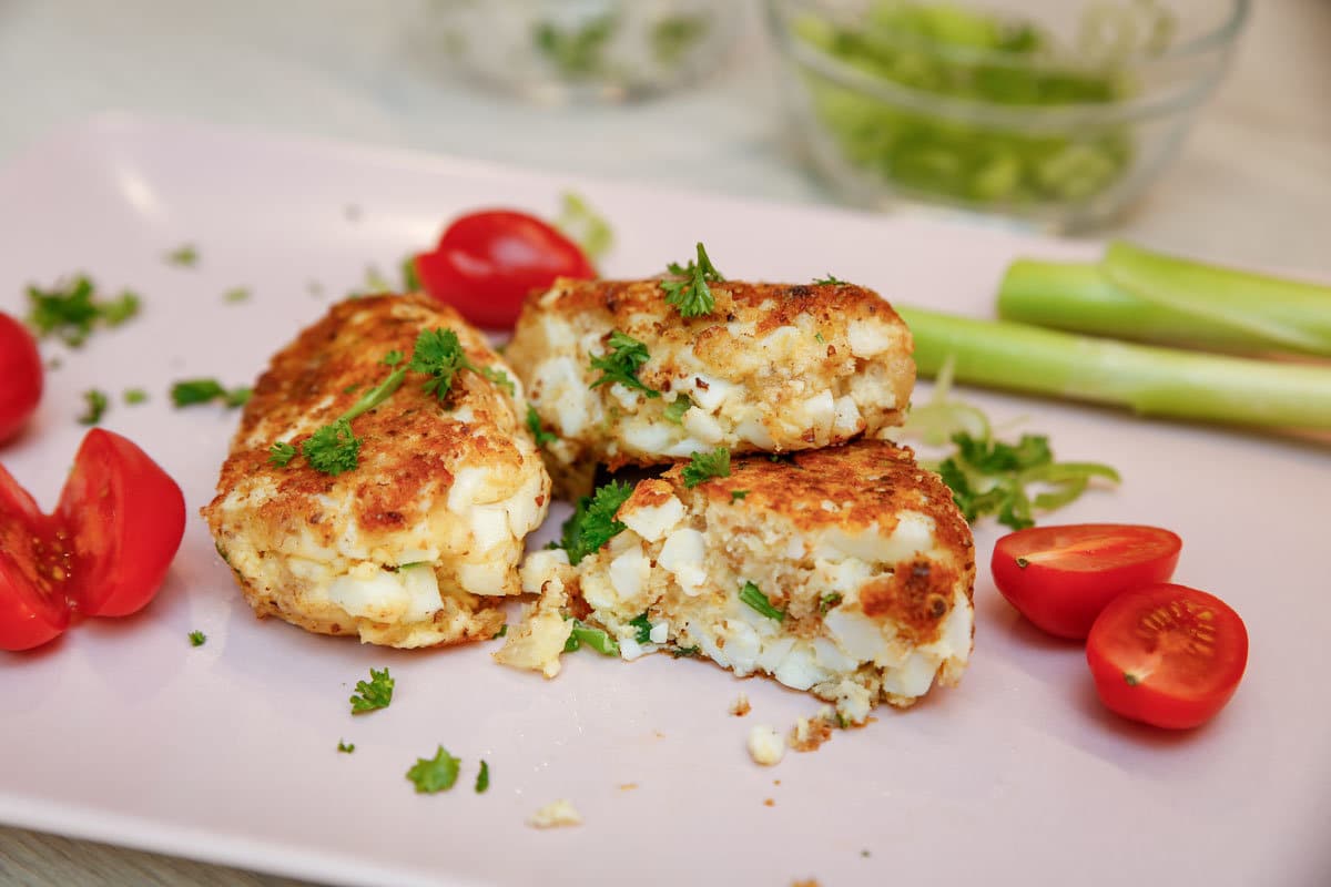 Vegetarische Frikadellen aus Eiern und geriebenem Käse