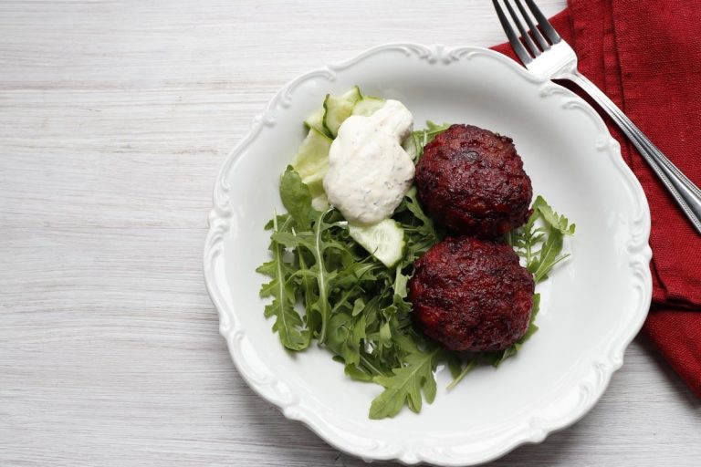 Saftige Frikadellen aus Hackfleisch mit Grieß und Kräutern