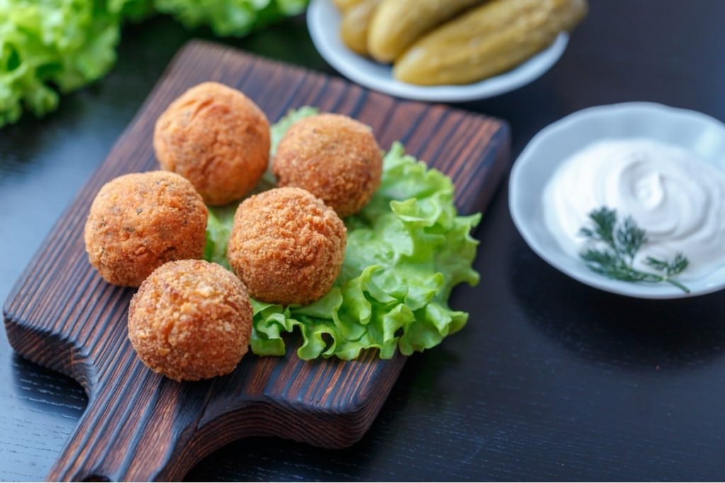 Vegetarische Käsebällchen aus Halloumi mit Karotten