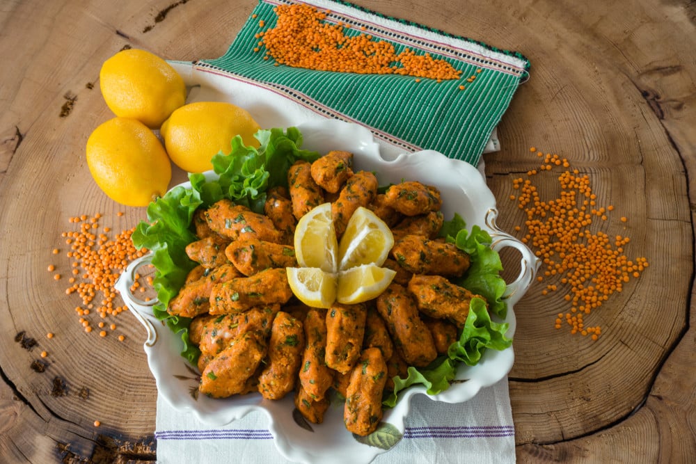 Vegetarische Köfte aus Bulgur und roten Linsen