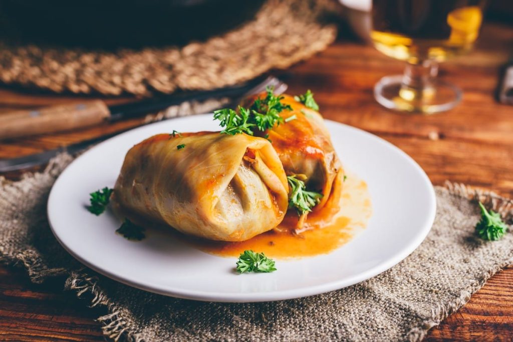 Vegetarische Kohlrouladen mit Reis und gebratenem Gemüse