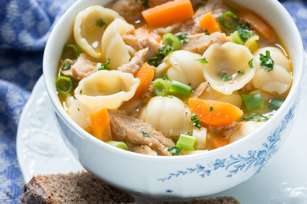 Vegetarische Nudelsuppe mit Gemüse und Sojaflocken