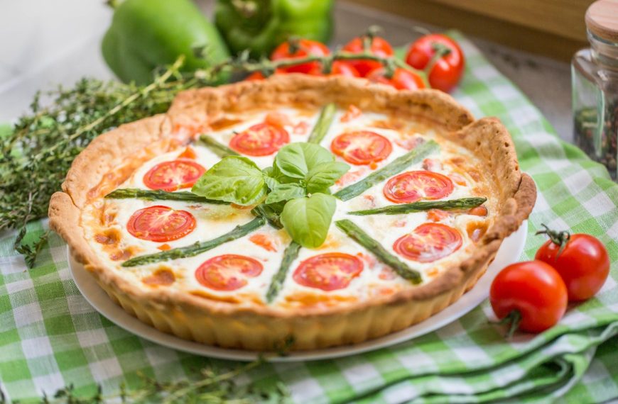 Vegetarische Quiche mit Spargel, Ricotta und Tomaten