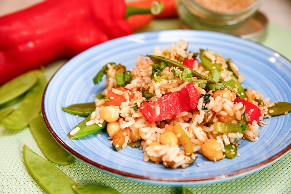 Vegetarische Reispfanne mit Karotten und Paprika