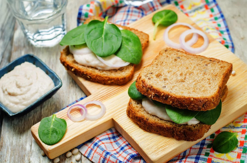 Vegetarische Sandwiches mit Bohnenmus und Zwiebeln