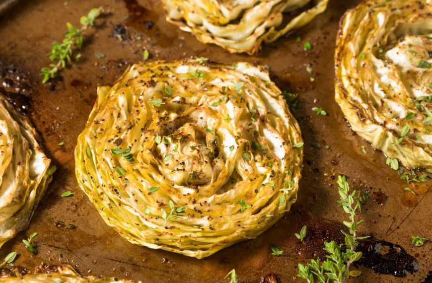 Vegetarische Steaks aus Weißkohl aus dem Backofen