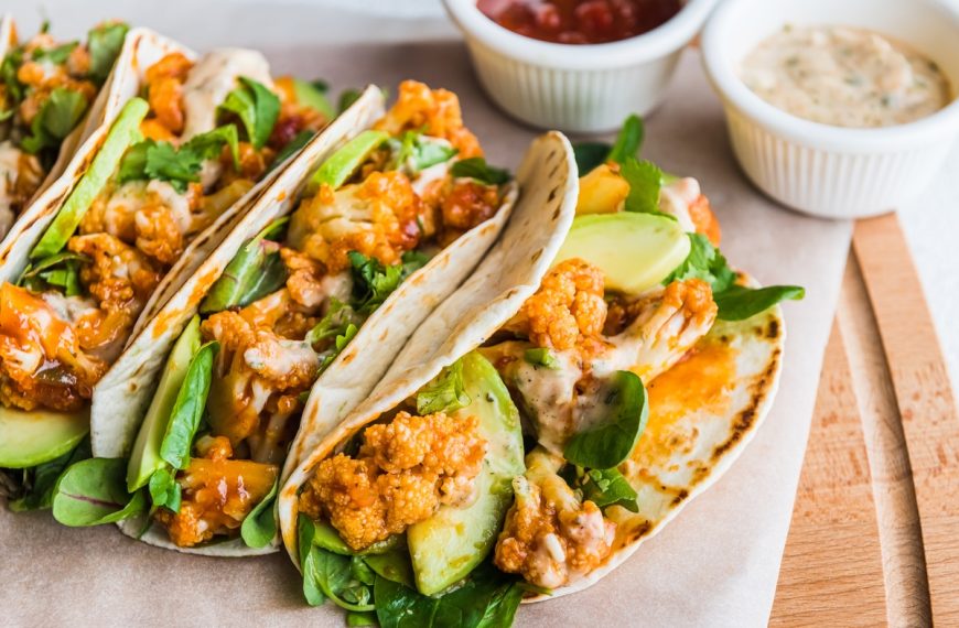Vegetarische Tacos mit Blumenkohl und Avocado