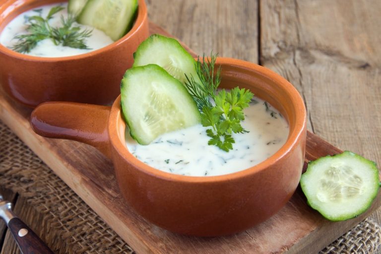 Vegetarische kalte Suppe mit Radieschen, Gurken, Kräutern und Joghurt