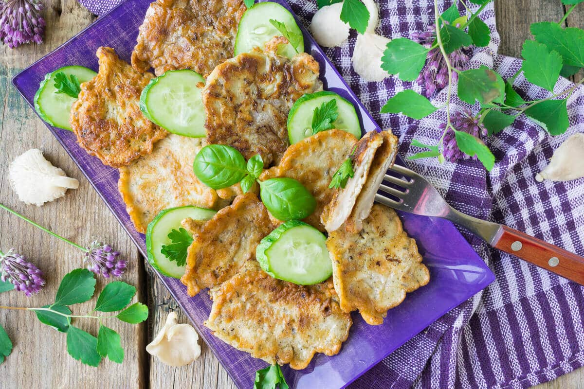 Vegetarische panierte Schnitzel aus Austernpilzen und Eiern