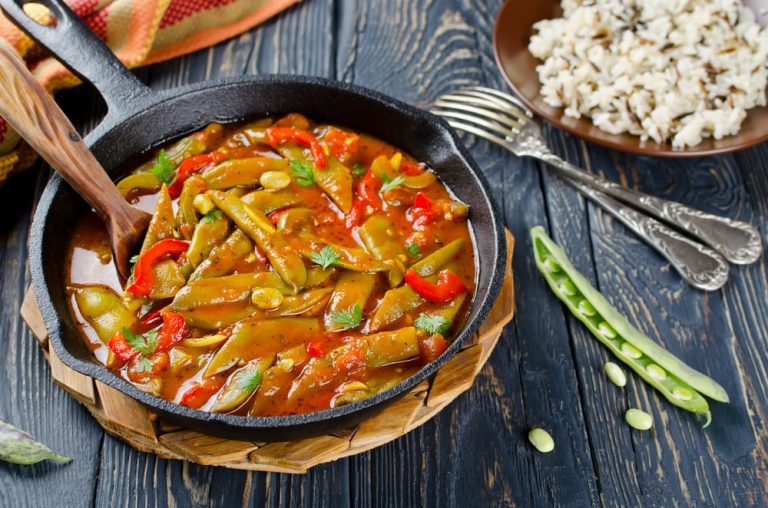 Gemüseeintopf aus Zucchini, Kartoffeln, Tomaten und Fleisch