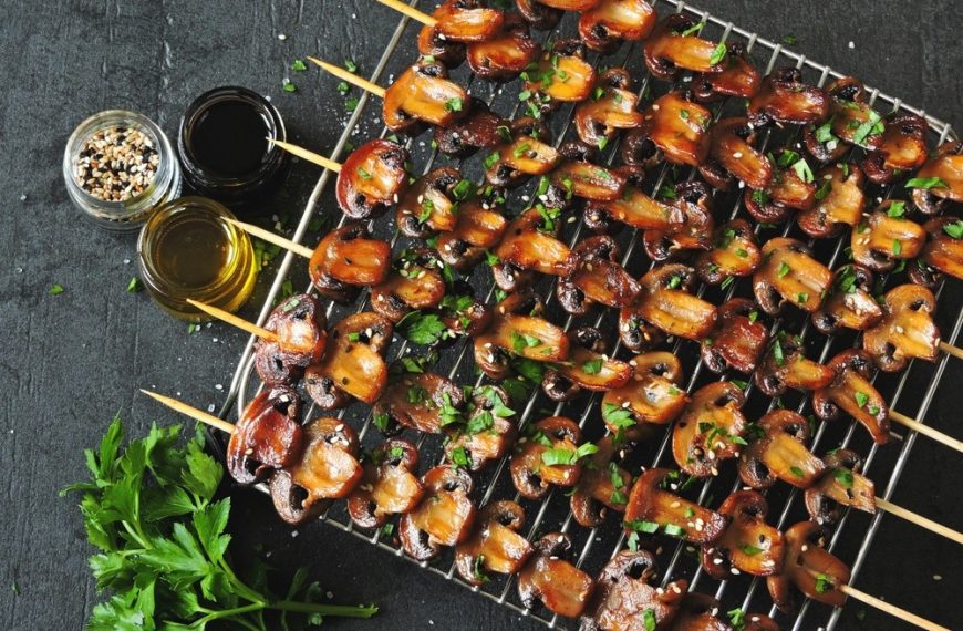Vegetarischer Schaschlik aus Champignons und Sojasauce – Grillrezepte