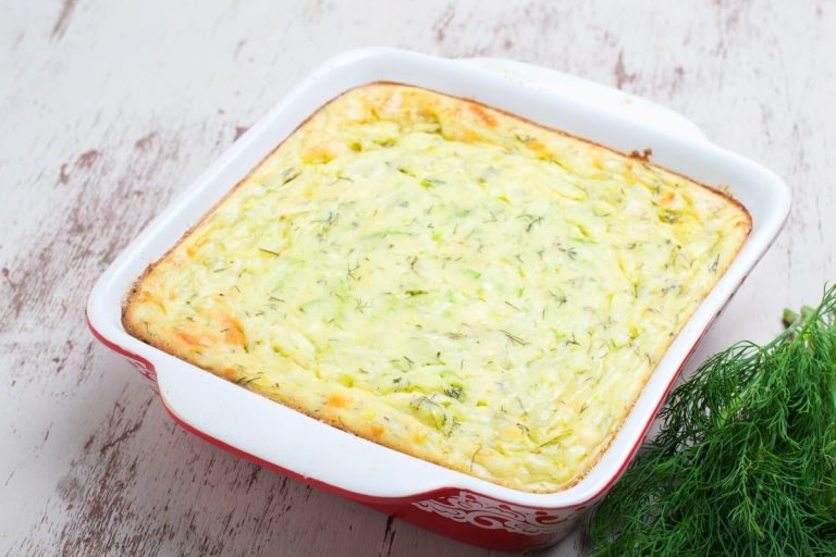 Gebratene Zucchini mit Tomaten und Käse: Vegetarischer Genuss