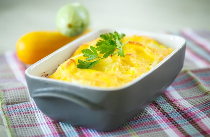 Vegetarischer Zucchiniauflauf mit Quark, Knoblauch und Käse
