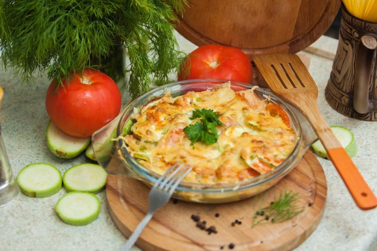 Gebratene Zucchini mit Tomaten und Käse: Vegetarischer Genuss