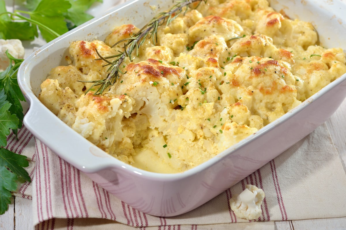 Vegetarisches Blumenkohl Gratin mit Schmand und Käse überbacken