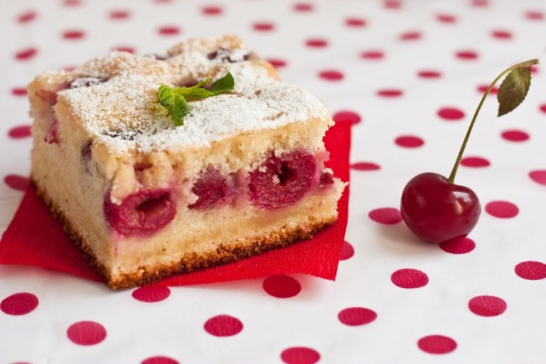 Französischer Clafoutis Kirschkuchen mit Puderzucker
