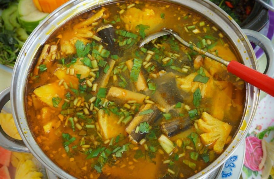 Vietnamesische Kürbissuppe mit Fleisch, Fischsauce und Kräutern
