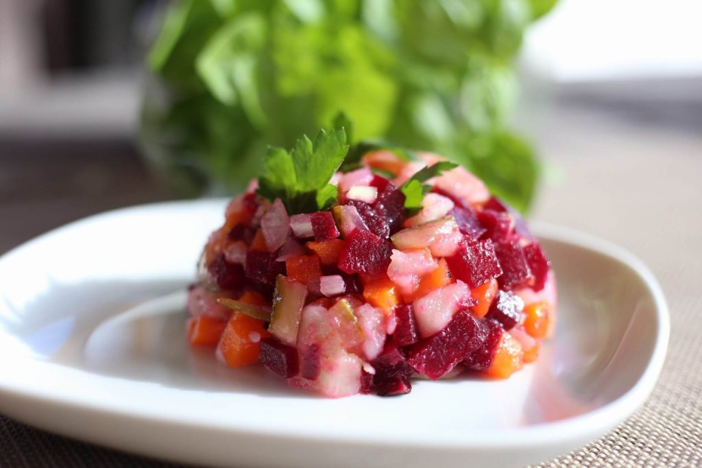 Vinegrett Salat mit rote Beete und Gurken