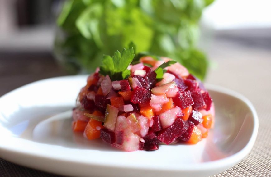 Vinegrett Salat mit rote Beete und Gurken