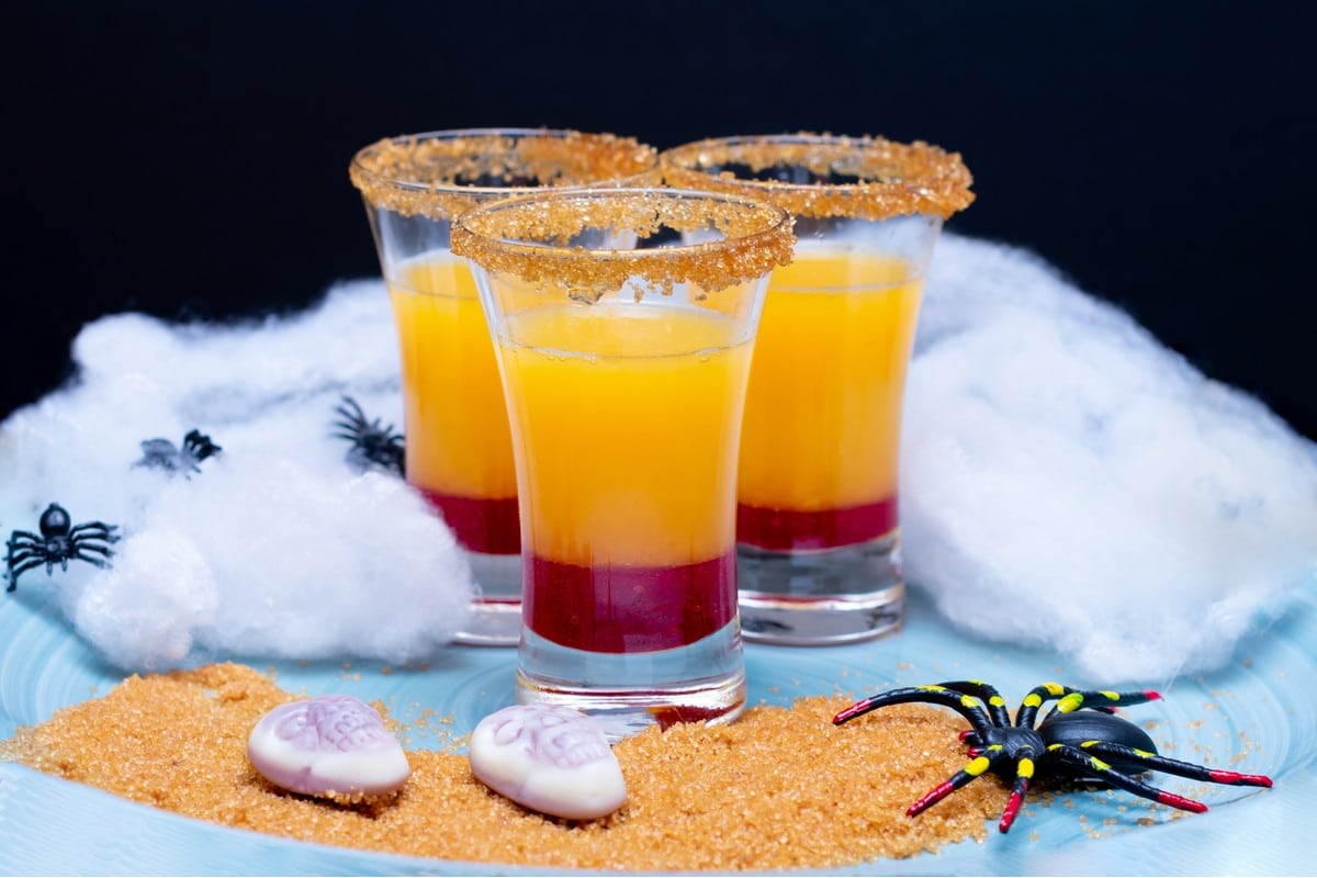 Vodka Shot mit Grenadine und Orangensaft zu Halloween